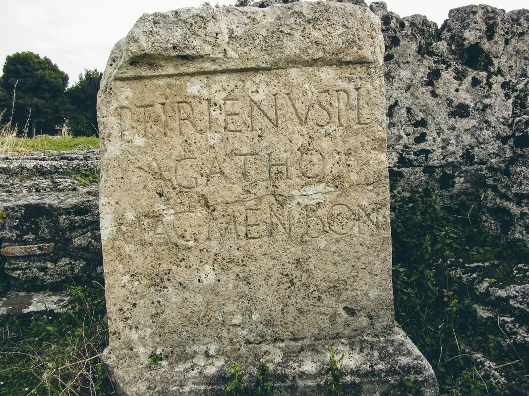 La parola latina "deus"